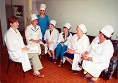 Старшая сестра отделения Чероченко Л. И. проводит занятие с медсёстрами